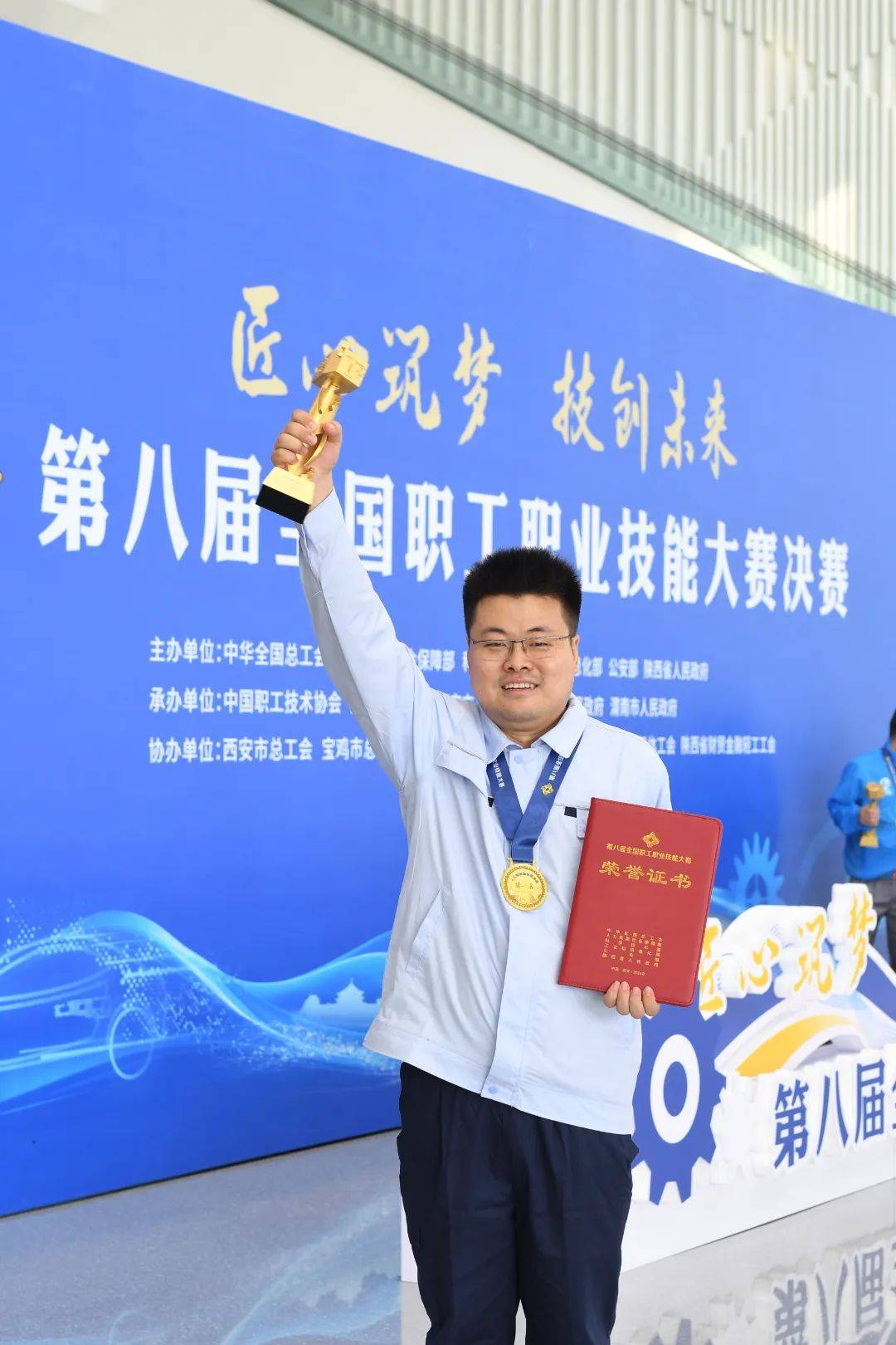 选手展现顶尖实力，最终斩获冠军奖杯的简单介绍